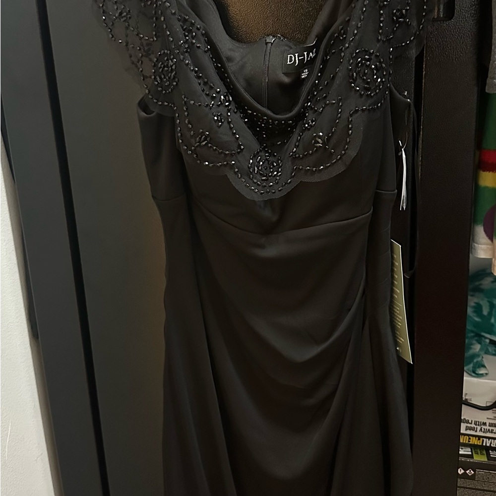 Black Off-Shoulder Sheath Midi Dress - Picture 4 of 6